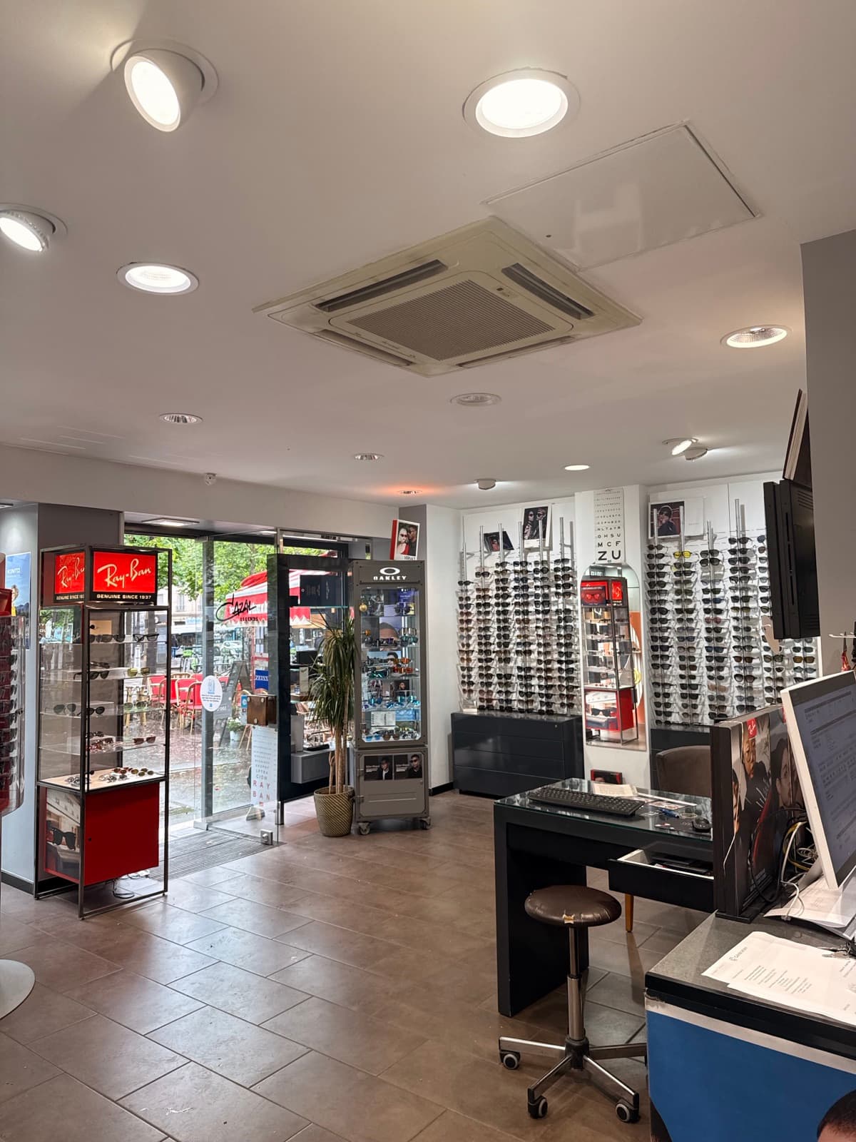 Intérieur de la boutique Vision 12, opticien indépendant à Paris 12