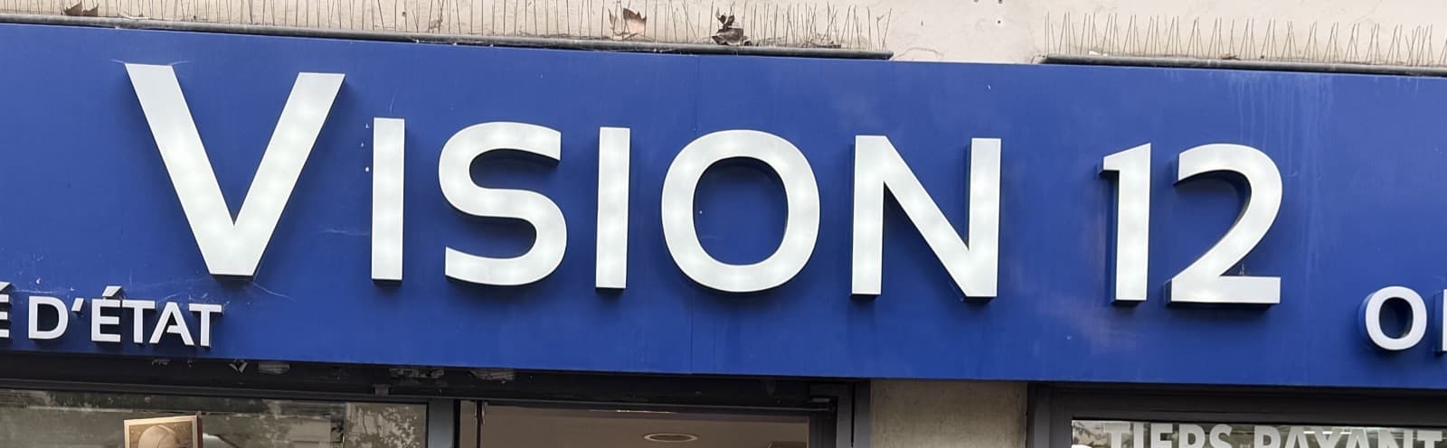Enseigne lumineuse Vision 12, opticien lunetier à Paris 12