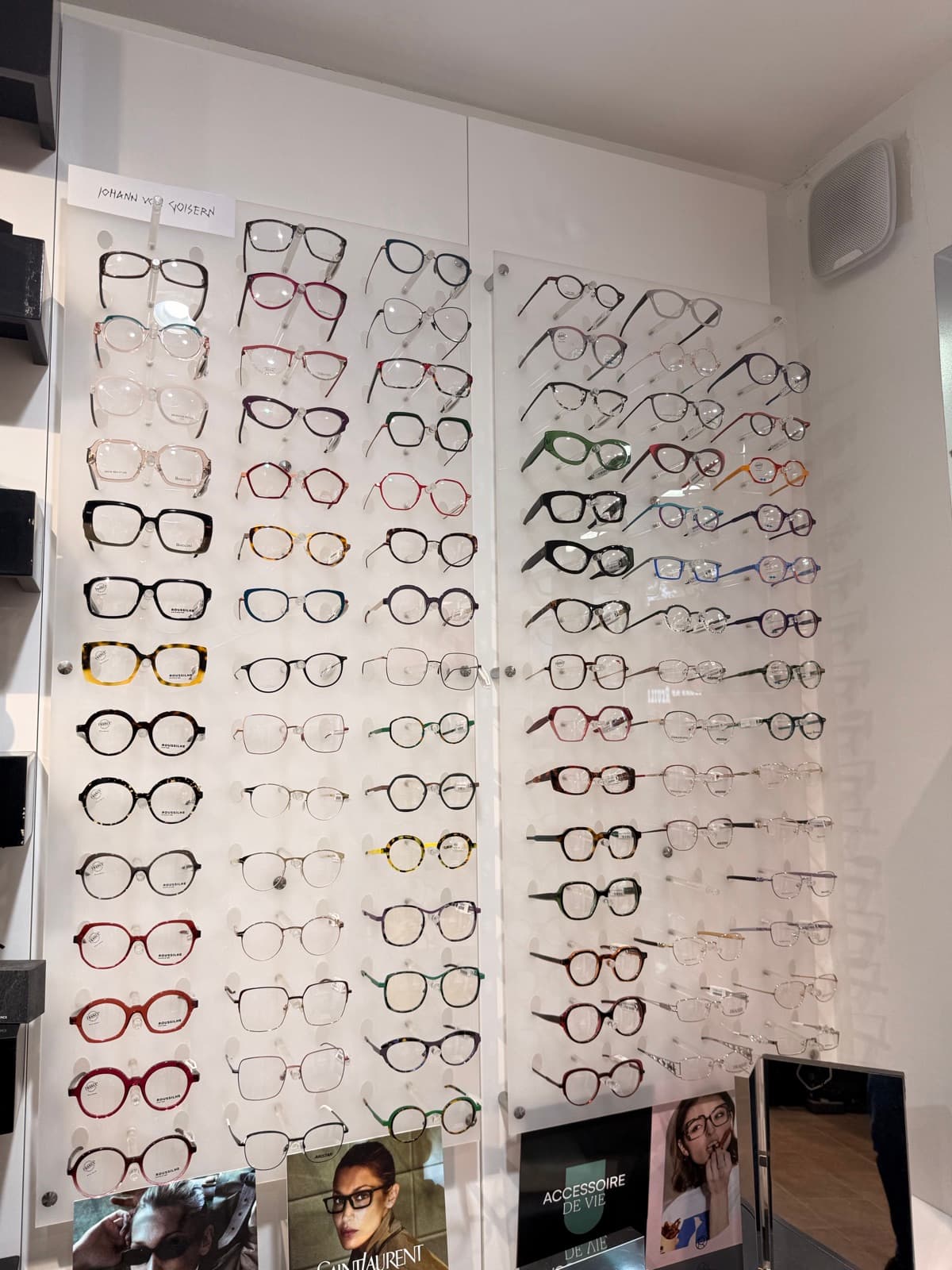 Mur de montures de lunettes chez Vision 12