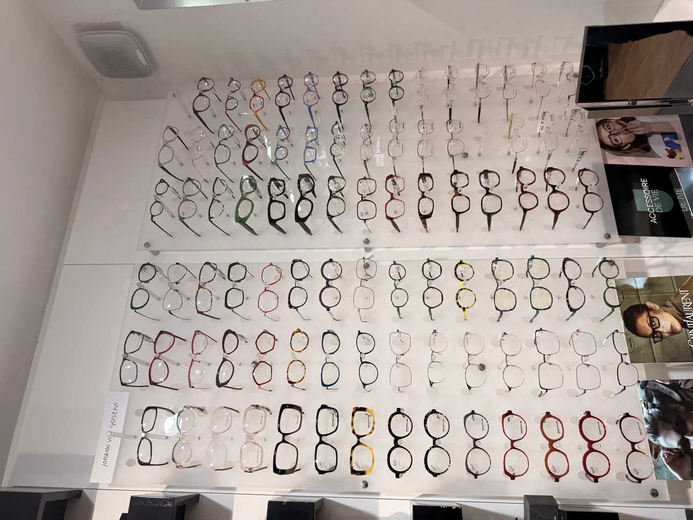 Mur de montures chez Vision 12, opticien à Paris 12