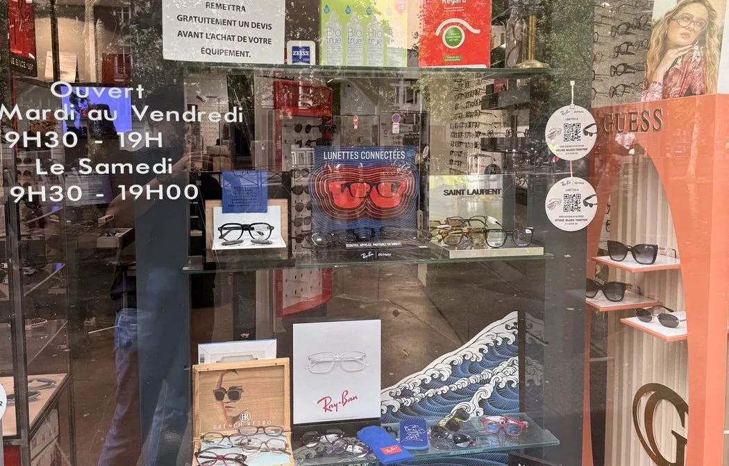 Vitrine de Vision 12 avec présentoir de montures Ray-Ban et Saint Laurent